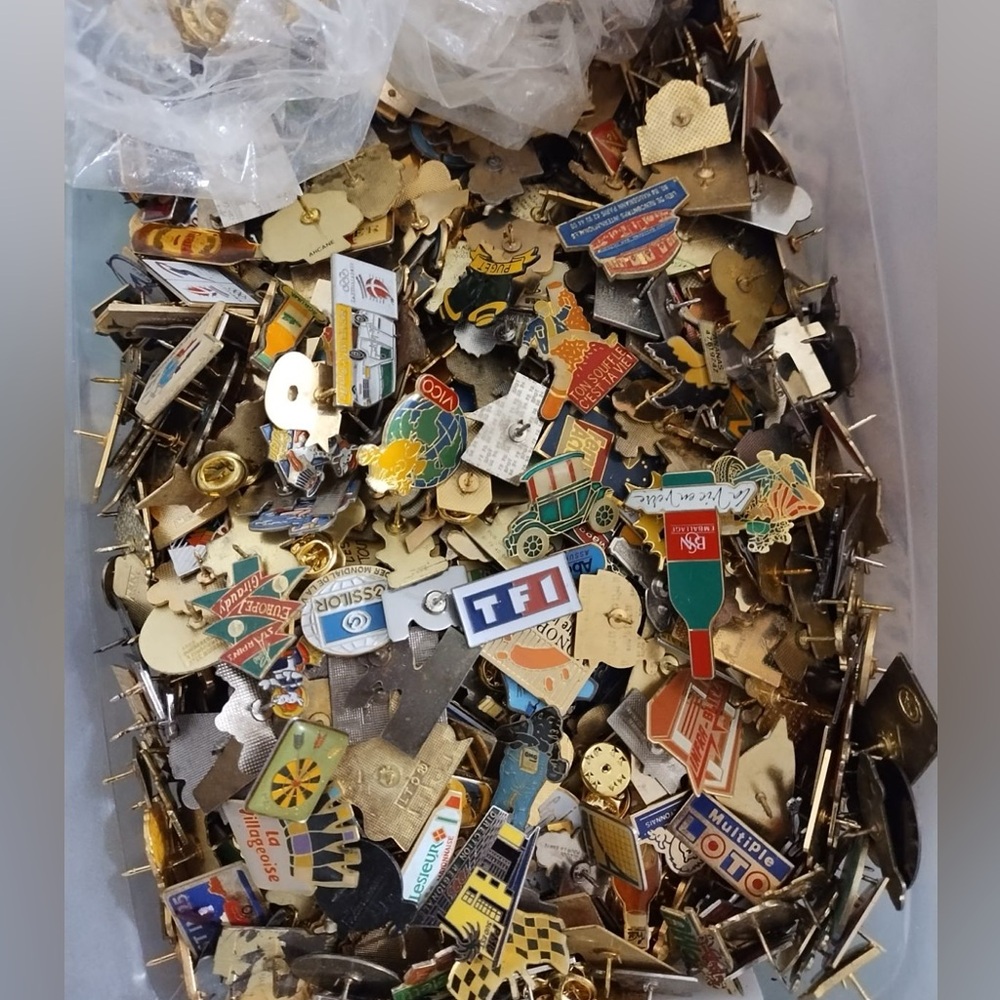 lot of  25 vintage french pins